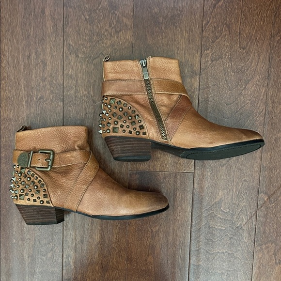 Vince Camuto Marcin Tan Pebbled Distressed Leather Studded Ankle Boots, Size 9.5 - Picture 3 of 16